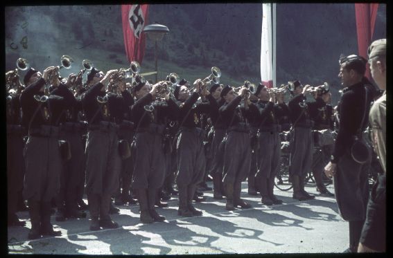 Musizierende Jungfaschisten bei einem Aufmarsch von Hitlerjugend und Jungfaschisten auf dem Brenner, Sommer 1939. © Archiv Wilhelm/Hofinger, Innsbruck