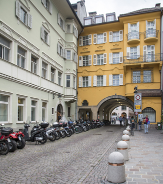 Der Durchgang zwischen Piavestraße und Rathausplatz in Bozen. Foto: Seehauserfoto.com