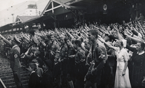 Jubelnde Menschenmenge auf dem Innsbrucker Bahnhof, 4. November 1940. © Südtiroler Landerarchiv/Sammlung Sommavilla Romeo