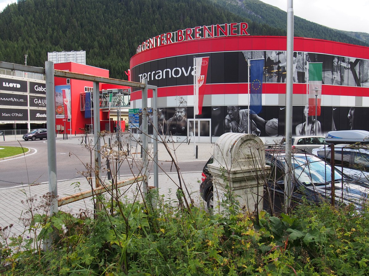 Designer-Outlet Brenner, im Vordergrund der unwichtig gewordene Grenzstein. Foto: Eva Pfanzelter