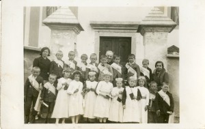 Franz Trebo (2. v.l.) bei seiner Erstkommunion. Foto zur Verfügung gestellt von Franz Trebo.