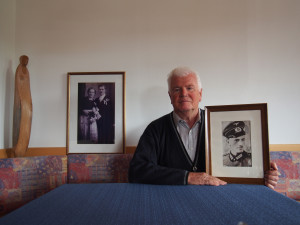 Johann Pfanzelter, Jg. 1935, Rücksiedler, Kastelruth, mit Bild seines Vaters in Wehrmachtsuniform. Im Hintergrund das Hochzeitsfoto seiner Eltern. Foto: Eva Pfanzelter