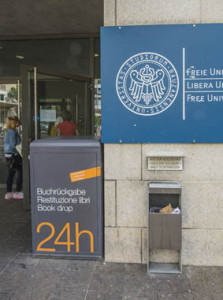 Der Eingang der Freien Universität Bozen mit dreisprachiger Beschilderung: deutsch, italienisch, englisch. Foto: Seehauserfoto.com