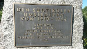 Umsiedlungsdenkmal - Inschrift. © Elisa Heinrich